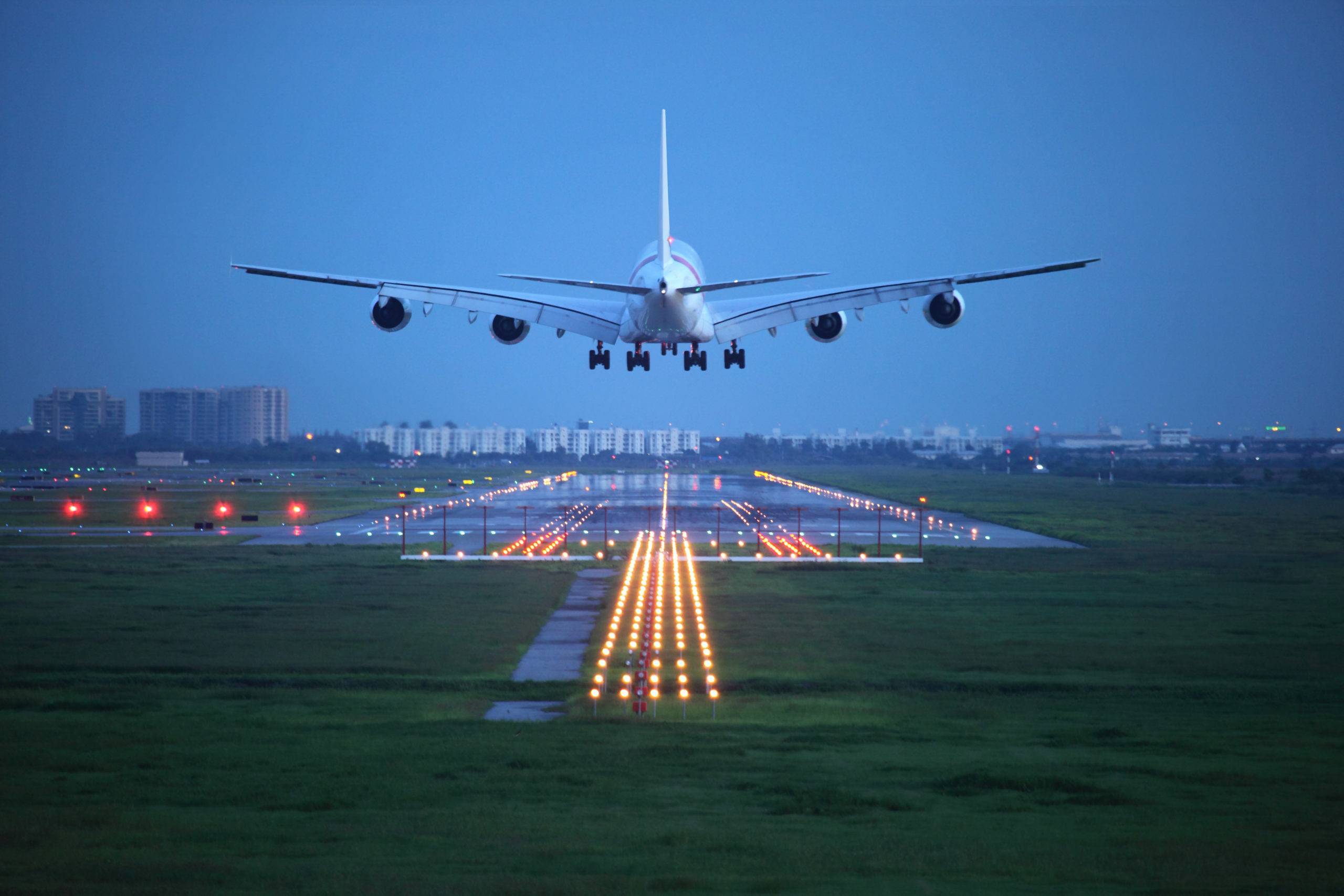 Avion - Depositphotos_19455709_XL